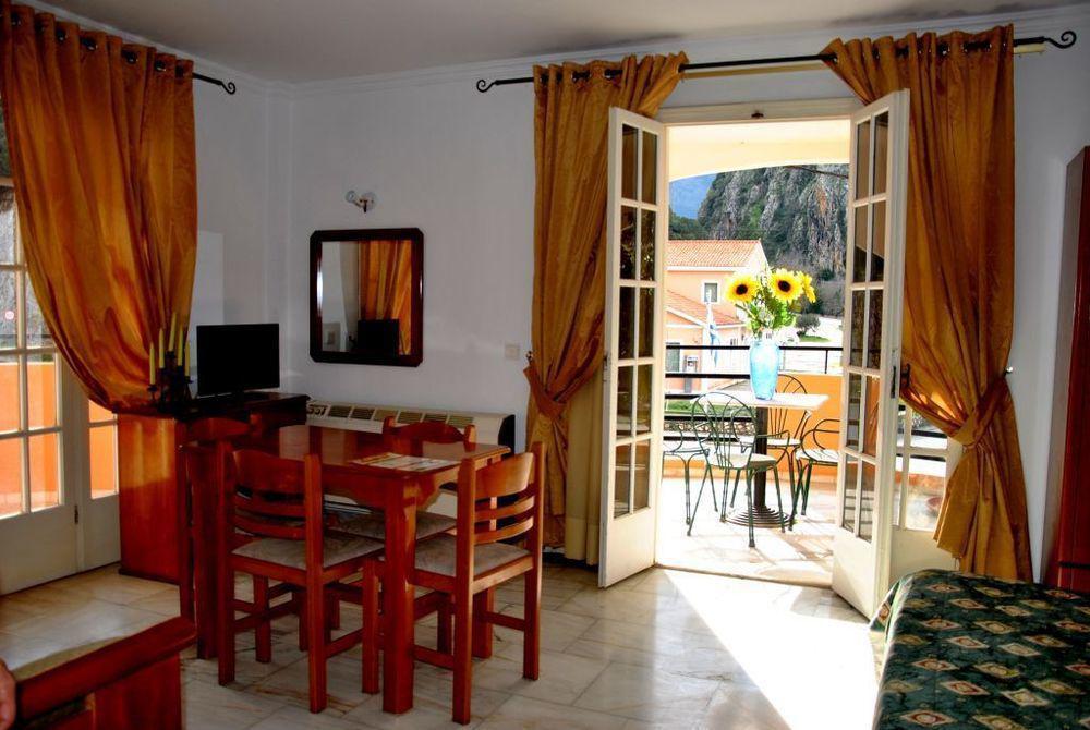 Odysseus Palace Poros  Extérieur photo